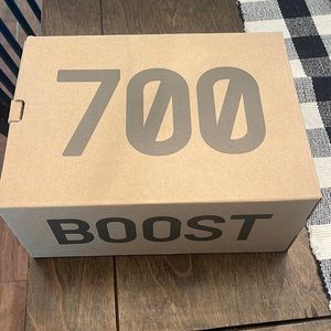Yeezy Boost 700 MNVN ‘Resin’ size 7.5